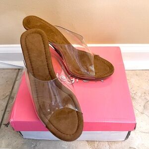 NWT ALLEGRA K CLEAR PUMP SIZE 7